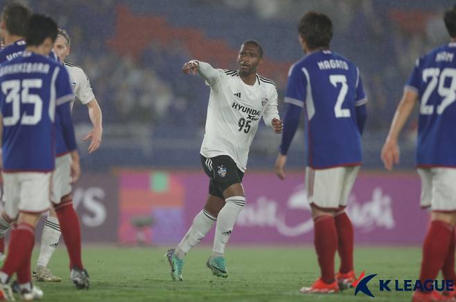 울산 HD 마테우스가 24일 일본 요코하마의 니산 스타디움에서 열린 요코하마 F.마리노스와의 2023~24 AFC 챔피언스리그 4강 2차전에서 골을 넣은 뒤 세리머니를 하고 있다. 사진=프로축구연맹
