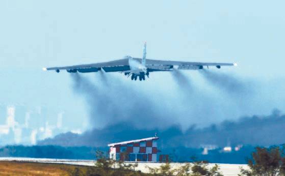 2023년 10월 22일 한미동맹 70주년을 맞아 사상 최초로 우리나라에 전격 착륙한 미군의 대표적 핵무장 가능 전략폭격기 B-52H. 프리랜서 김성태