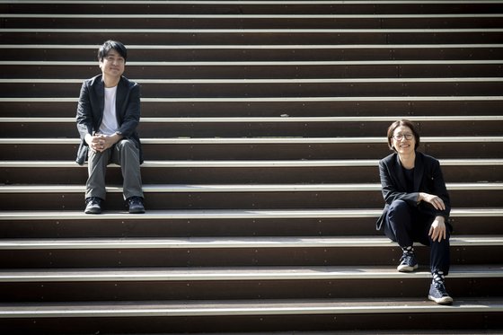 정다운 감독(오른쪽)과 김종신 PD. 서울 선유도공원 계단에 마주 앉았다. 장진영 기자