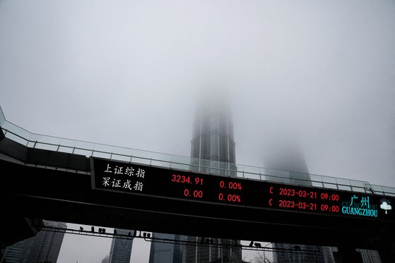 중국의 경제 수도 상하이 푸둥의 루자쭈이 금융가 모습. 로이터=연합뉴스