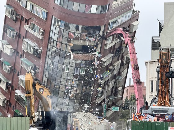 지난 5일 오전 대만 화롄시에 지난 3일 규모 7.2 지진으로 기울어진 톈왕싱 빌딩의 본격적인 철거가 시작됐다. 화롄=신경진 기자