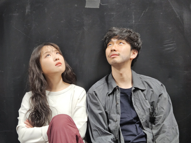 ▲ 굴레씨어터의 연극 ‘어항’의 연습 모습. 김규리(왼쪽)·장현규 배우가 출연한다.