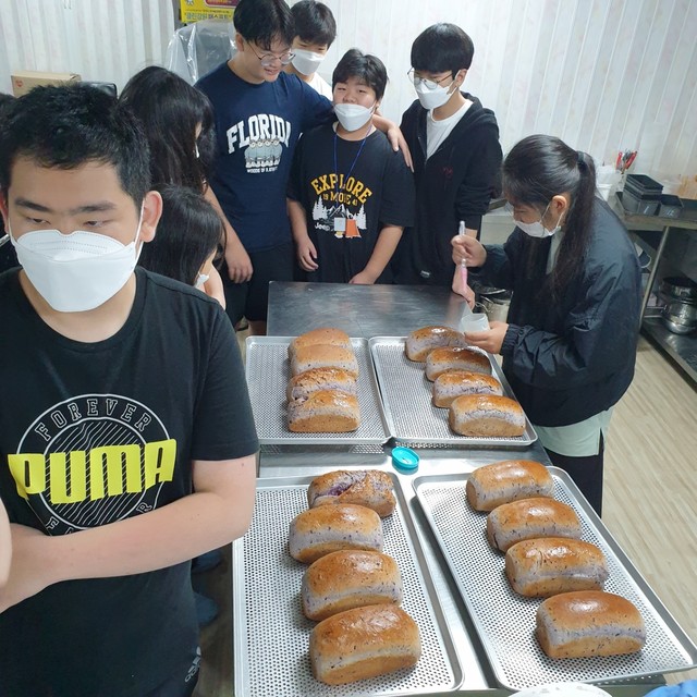 ▲채향원을 찾은 방문객들이 체험공간에서 빵 만드는 실습을 하고 있다.