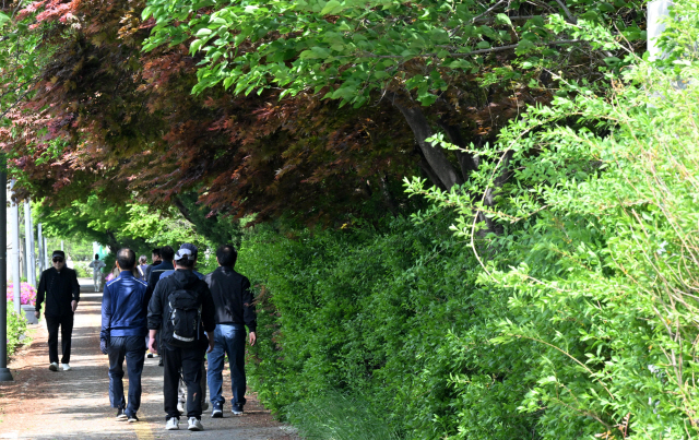 ▲ 화창한 봄날씨를 보인 지난 23일 춘천 공지천에서 시민들이 산책을 하고 있다. 김정호