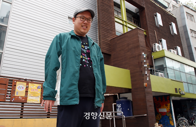 발달장애인 이정찬씨가 22일 서울의 한 대안학교 앞에서 포즈를 취하고 있다. 서성일 선임기자