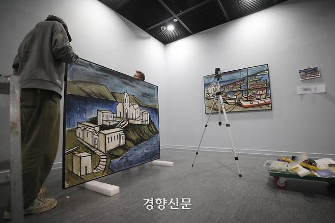 오는 26일부터 ‘베르나르 뷔페’ 회고전이 열리는 서울 서초구 예술의전당 한가람디자인미술관에서 관계자들이 작품들을 걸고 있다. 김창길기자
