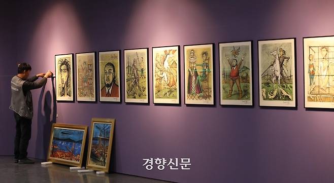 오는 26일부터 ‘베르나르 뷔페’ 회고전이 열리는 서울 서초구 예술의전당 한가람디자인미술관에서 세르반테스의 <돈키호테>의 장면을 그린 석판화가 설치되고 있다. 김창길기자