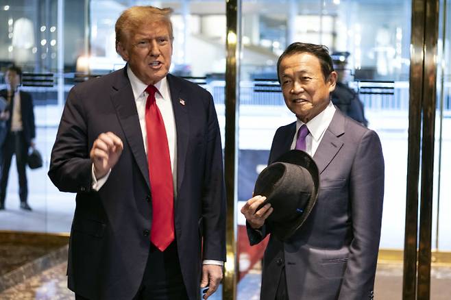 아소 전 일본 총리 만나 도널드 트럼프 전 미국 대통령(왼쪽)이 23일(현지시간) 뉴욕 맨해튼의 트럼프타워에서 아소 다로 전 일본 총리와 만나고 있다.   AP연합뉴스