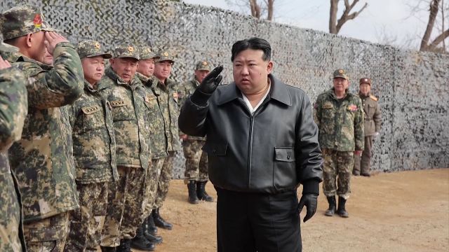 김정은 북한 국무위원장이 지난 7일 포사격 훈련을 지도하고 있다. 연합뉴스