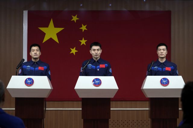 중국의 유인우주선 선저우 18호에 탑승하는 우주비행사 3명이 발사 하루 전날인 24일 주취안 위성발사센터에서 기자회견을 하고 있다. 신화연합뉴스