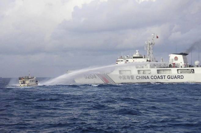 중국 해경이 필리핀과 영유권 분쟁을 벌이고 있는 남중국해 스카버러 암초 인근에서 필리핀 어선을 향해 물대포를 쏘고 있다. [매경DB 자료사진]