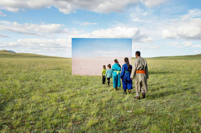 몽골의 초원을 담은 ‘미래의 고고학’. 실제 사진 패널을 제작해 세워두고 촬영했다. 갤러리 신당 제공