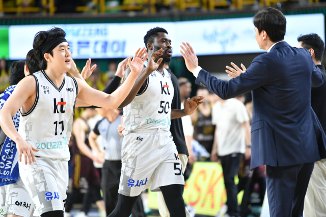 수원 KT 소닉붐이 창원 LG 세이커스를 꺾고 챔피언결정전에 진출했다/KBL