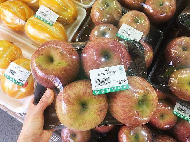 서울 서대문구의 한 소형마트에 진열된 국내산 사과. 상품에는 1만6000원(4개입, 중형) 가격이 붙어있다. 육성연 기자