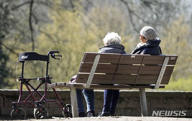 [겔젠키르헨(독일)=AP/뉴시스]독일 겔젠키르헨의 한 공원 벤치에 2023년 4월5일 할머니들이 앉아 햇볕을 쬐고 있다. 독일 내각은 24일 올 여름부터 퇴직자 연금을 현재 물가상승률보다 훨씬 높은 4.57% 인상하는 안을 승인했다. 2024.04.24.