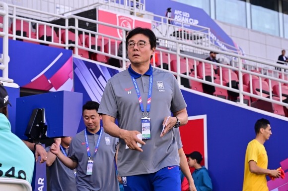 황선홍 한국 남자축구 23세 이하 국가대표팀 감독이 지난 19일 카타르 도하의 압둘라 빈 칼리파 경기장에서 열린 2024 아시아축구연맹(AFC) 조별리그 B조 중국과의 2차전에서 경기를 지켜보고 있다. 대한축구협회 제공