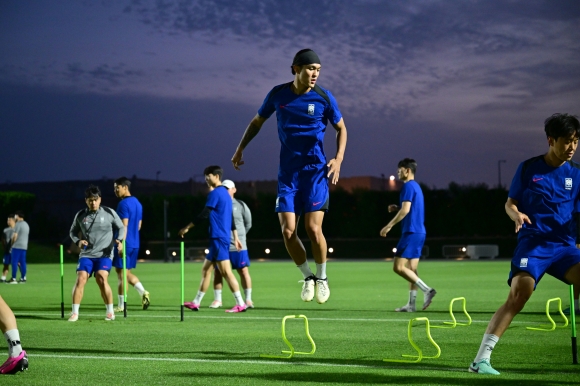 한국 남자축구 23세 이하 국가대표 이재원이 지난 12일 카타르 도하의 알레르살 훈련장에서 2024 아시아축구연맹(AFC) 조별리그 경기를 앞두고 훈련하고 있다. 대한축구협회
