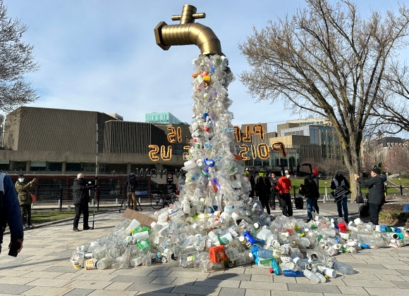 국제플라스틱협약 제4차 정부간 협상위원회(INC4)가 열리는 캐나다 오타와에서 플라스틱 쓰레기의 위험성을 경고하는 조형물이 설치돼 있다. 오타와 로이터 연합뉴스