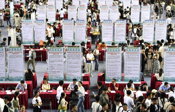 지난해 중국 안후이성 허페이의 한 체육관에서 열린 취업박람회의 모습. 로이터연합뉴스