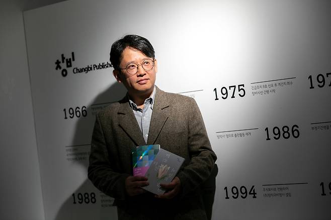 4월9일 송종원 <창작과비평> 편집위원이 창비시선 500 특별시선집과 기념시선집을 들고 창비의 연혁이 적혀 있는 벽을 배경으로 섰다. ⓒ시사IN 신선영