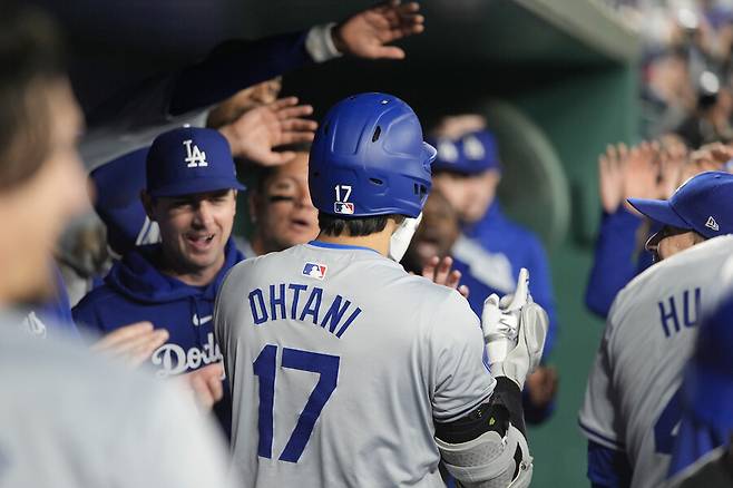 ▲ 오타니 쇼헤이가 시즌 6호포를 치고 LA 다저스 동료들에게 축하를 받고 있다. 다저스 동료 제임스 아웃맨과 맥스 먼시는 오타니의 빠르고 큰 타구에 경악했다. ⓒ 연합뉴스/AP통신