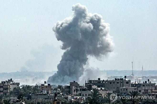 이스라엘군의 공습 이후 연기가 치솟는 가자 중부 누세이라트. [AFP 연합뉴스. 재판매 및 DB 금지]