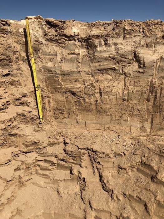 샘플 채취를 위한 굴착한 칠레 아타카마 사막 지하 모습 [Dirk Wagner, GFZ-Potsdam 제공. 재판매 및 DB 금지]