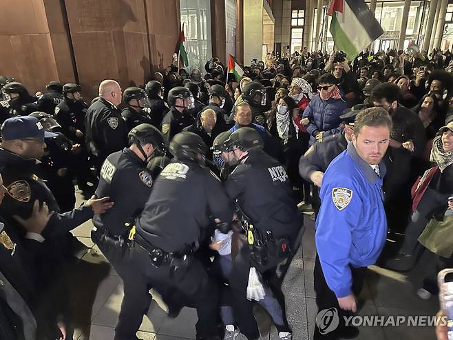 22일 밤(현지시간) 미국 뉴욕시 경찰이 뉴욕대에서 친팔레스타인 시위에 참여한 사람들을 체포하는 모습   [AP 연합뉴스]