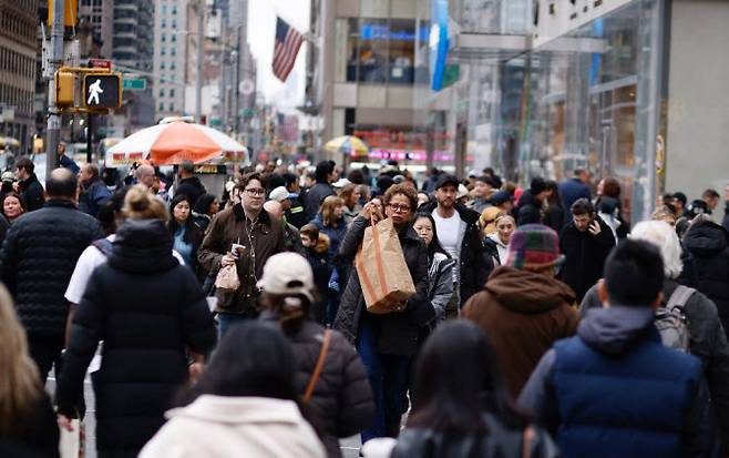 뉴욕 맨해튼 거리에서 사람들이 활보하고 있다. (사진=AFP)