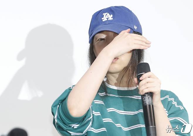 그룹 뉴진스의 소속사 어도어 민희진 대표가 25일 서울 서초구 한국컨퍼런스센터에서 하이브 경영권 탈취 시도와 관련한 배임 의혹에 긴급기자회견을 열었다. 민 대표가 많은 플래시 세례에 기자회견을 잠시 중단하고 있다. 2024.4.25/뉴스1 ⓒ News1 권현진 기자