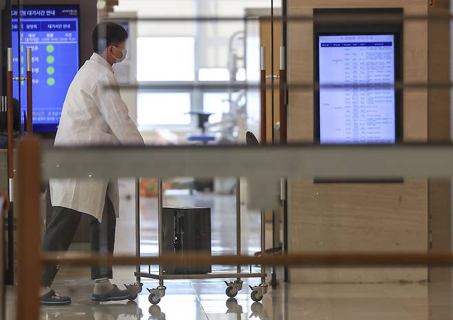 정부의 의료 개혁에 반대해 의대 교수들이 사직을 시작한 25일, 서울의 한 대학 병원에서 의료진이 이동하고 있다. /뉴시스