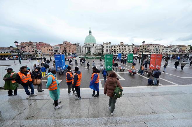 이탈리아 베네치아 기차역 앞에서 관광객을 기다리고 있는 사람들. / AP 연합뉴스