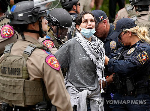미국 텍사스대 오스틴캠퍼스에서 24일(현지시간) 경찰에 체포되는 친팔레스타인 여성 시위자가 자기 주장을 외치고 있습니다. 로이터 연합뉴스