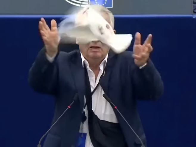 24일(현지시간) 유럽연합(EU) 의회에서 슬로바키아 의원이 비둘기를 날리고 있다. 사진=유럽연합/로이터 유튜브 캡처