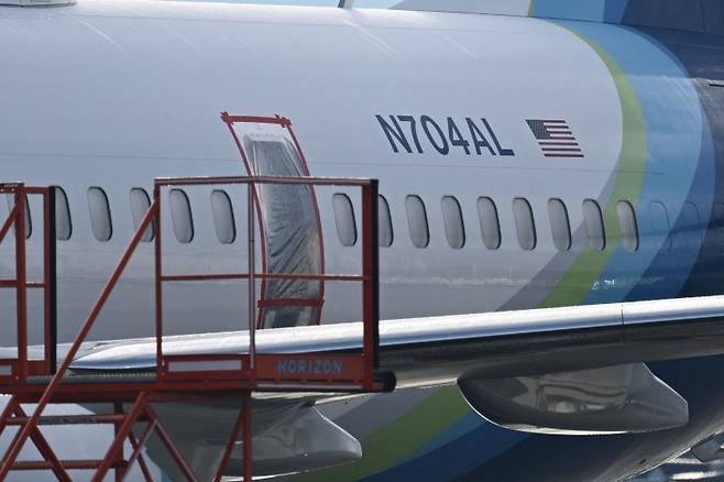 보잉이 24일(현지시간) 실적 발표에서 1분기 동안 약 40억달러를 까먹었다고 밝혔다. 1월 5일 비행 도중 문짝이 뜯겨나간 알래스카항공 소속 보잉 737맥스9 여객기가 1월 23일 오리건주 포틀랜드 공항에서 점검을 받고 있다. AFP 연합