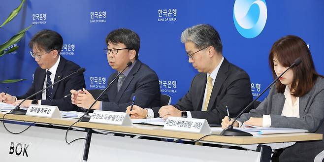 신승철 한국은행 경제통제국장(왼쪽 두번째)이 25일 오전 서울 중구 한국은행에서 2024년 1분기 실질 국내총생산(GDP)과 관련해 세부 내용을 설명하고 있다. 한국은행 제공