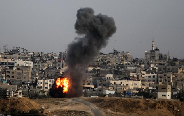 팔레스타인 피란민 140만 명이 몰려 있는 가자지구 최남단 도시 라파의 한 주택이 22일 이스라엘군 공습을 받아 화염에 휩싸여 있다. 라파=UPI 연합뉴스