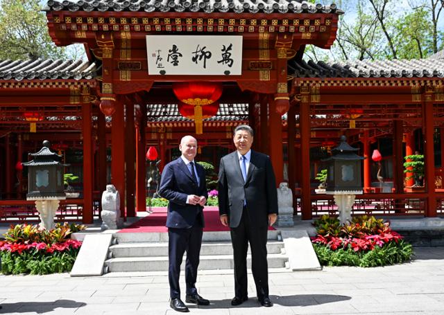 시진핑(오른쪽) 중국 국가주석과 올라프 숄츠 독일 총리가 16일 중국 베이징에서 사진 촬영에 임하고 있다. 사흘간의 일정으로 중국을 찾은 숄츠 총리는 중국에서 '불공정 거래에 반대한다'는 취지의 메시지를 남겼다. 베이징=신화통신 AP통신 연합뉴스