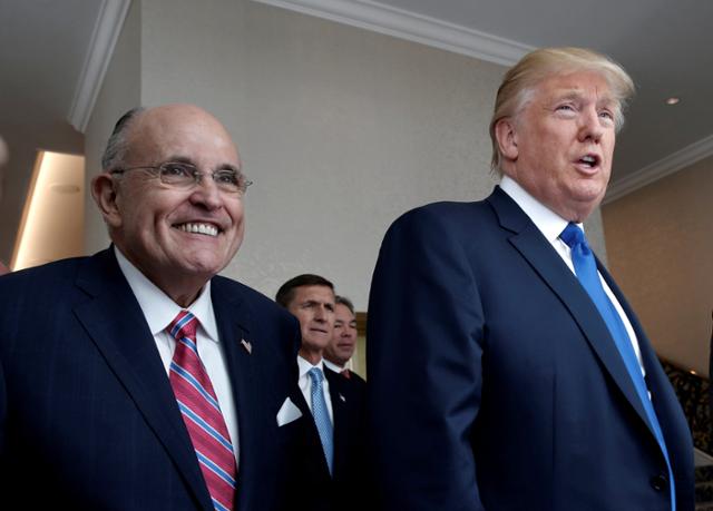 루디 줄리아니(맨 왼쪽) 전 뉴욕시장과 도널드 트럼프(맨 오른쪽) 전 미국 대통령이 2016년 9월 16일 미국 워싱턴의 '뉴 트럼프 인터내셔널 호텔' 내부에서 함께 걷고 있다. 로이터 연합뉴스 자료사진