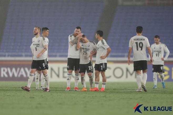 울산 HD 김민우(가운데)가 24일 요코하마 F.마리노스와의 2024~25 AFC 챔피언스리그 4강 2차전 승부차기에서 실축한 뒤 아쉬워하고 있다. 사진=프로축구연맹