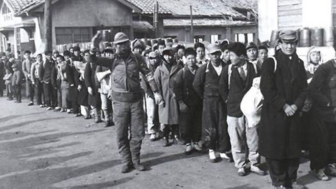 1951년 1월 8일 후방 교육대로 이동 중인 국민방위군 행렬 [사진제공:연합뉴스]