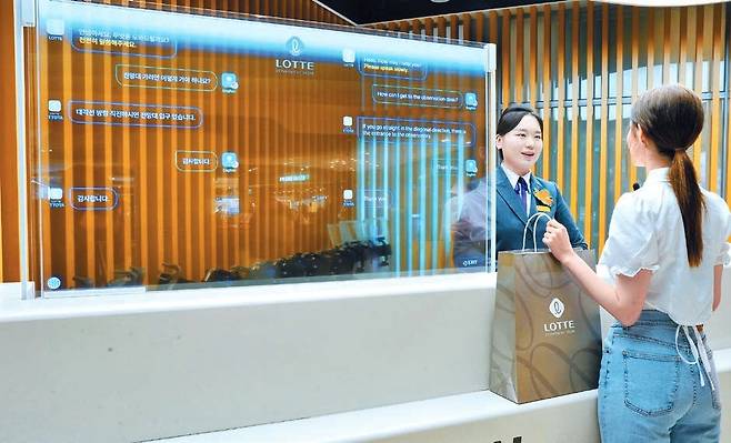 롯데백화점은 지난 19일부터 잠실점에서 ‘AI 통역 서비스’를 제공하기 시작했다. 서비스 시행 첫 주말 3일 동안 1000명 이상의 외국인 고객이 이용했다. [사진 롯데백화점]