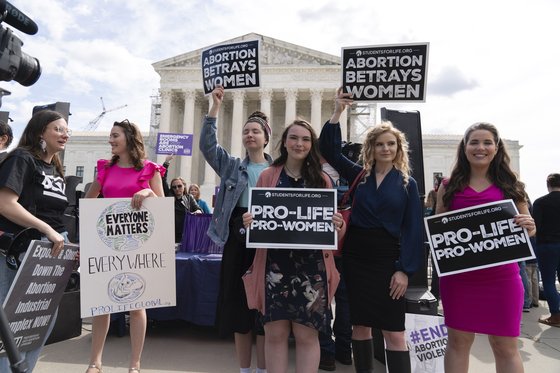 낙태 반대 단체 회원들이 24일(현지시간) 미국 워싱턴 DC의 연방 대법원 앞에서 ‘낙태는 여성을 배신한다’ 등이 적힌 팻말을 들고 시위를 벌이고 있다. AP=연합뉴스