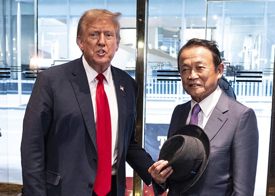 도널드 트럼프 전 미국 대통령(왼쪽)과 아소 다로 일본 자민당 부총재가 23일 뉴욕 트럼프타워에서 회담했다. 트럼프는 기자들에게 “친애하는 신조(아베 신조 전 총리)를 통해 그를 잘 알고 있다”며 아베 전 총리를 회상했다. AP=연합뉴스