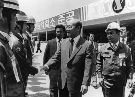 1987년 5월 7일 광양제철소 준공식에서 박태준 포철회장(오른쪽)이 전두환 대통령(가운데)을 안내하고 있다. 중앙포토