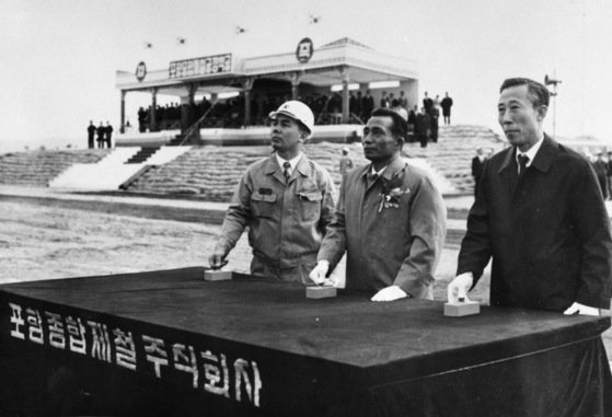 1970년 4월 1일 박정희 대통령(가운데)이 포항제철소 착공식에 참석, 박태준 포철 사장(왼쪽), 김학렬 부총리(오른쪽)와 함께 발파 스위치를 누르고 있다. 중앙포토
