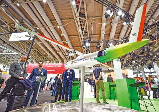 하노버 산업박람회 참가자들이 수소동력 비행기 모형을 살펴보고 있다.  /신화연합뉴스