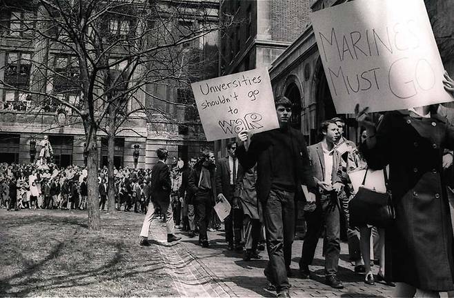 1968년 미국 컬럼비아대 학생들 800여명이 베트남 전쟁에 반대하는 시위를 하고 있다. 컬럼비아대 홈페이지 갈무리