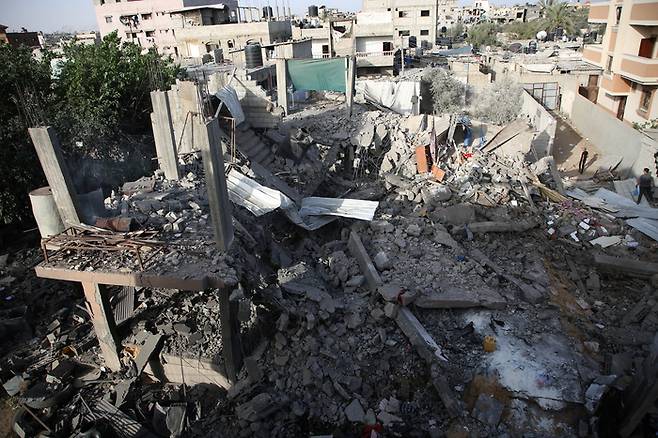 24일(현지시간) 가자지구 라파의 한 집이 이스라엘의 공중 폭격을 막고 무너져있다. 신화연합뉴스