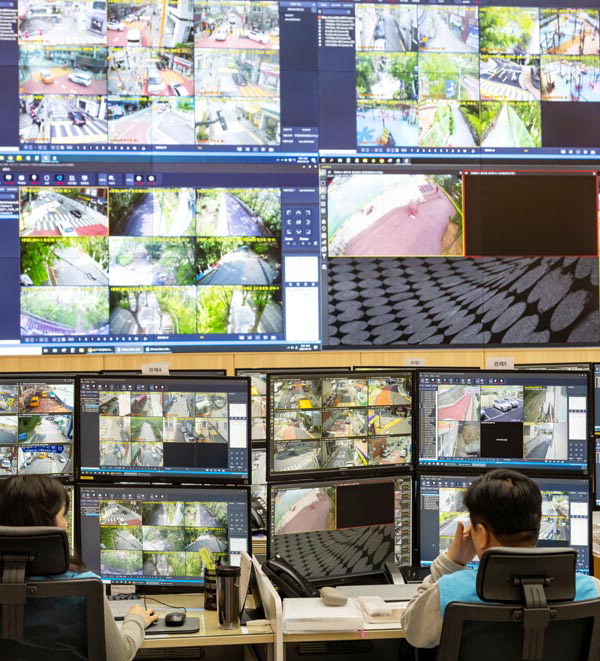 부산 남구 CCTV 통합관제센터에서 24일 관제요원들이 모니터링을 하고 있다. 남구에 설치된 방범용 CCTV는 총 1622대로, 이 가운데 지능형은 899대다.  이원준 기자